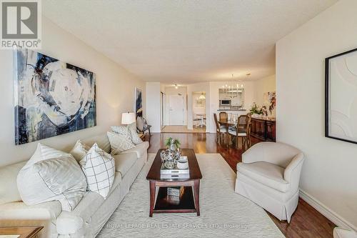 #908 -22 Clarissa Dr, Richmond Hill, ON - Indoor Photo Showing Living Room