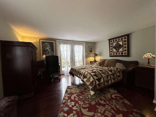 402C Reef Point Road, Fort Frances, ON - Indoor Photo Showing Bedroom