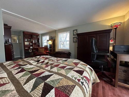 402C Reef Point Road, Fort Frances, ON - Indoor Photo Showing Bedroom