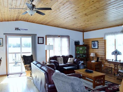 100 River Avenue E, Rainy River, ON - Indoor Photo Showing Living Room