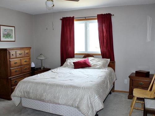 100 River Avenue E, Rainy River, ON - Indoor Photo Showing Bedroom