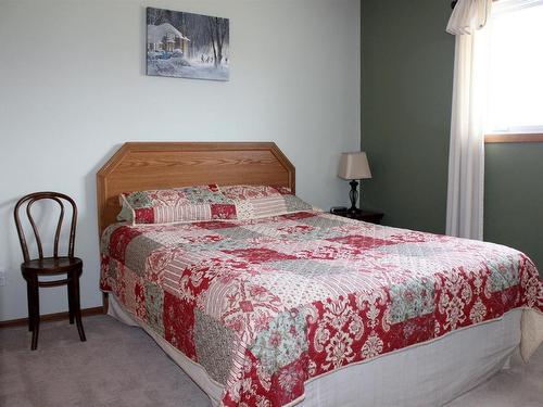 100 River Avenue E, Rainy River, ON - Indoor Photo Showing Bedroom