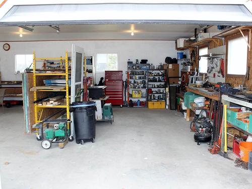 100 River Avenue E, Rainy River, ON - Indoor Photo Showing Garage