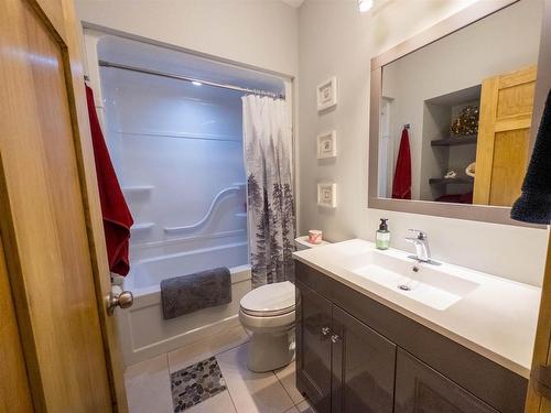 211 A Peterson Drive, Kenora, ON - Indoor Photo Showing Bathroom