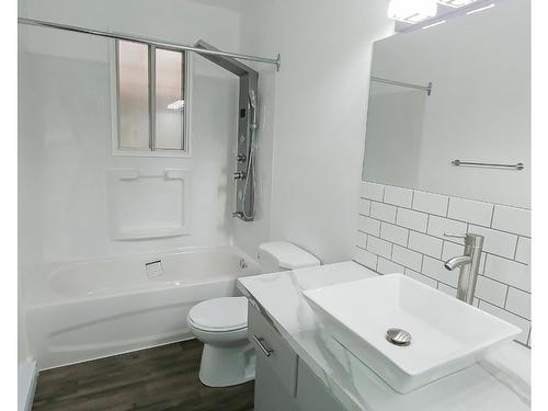 1129 Mountainview Road, Clearwater, BC - Indoor Photo Showing Bathroom