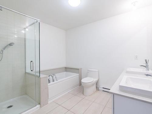 Salle de bains attenante Ã  la CCP - 3-2057Z Rue Lapierre, Montréal (Lasalle), QC - Indoor Photo Showing Bathroom