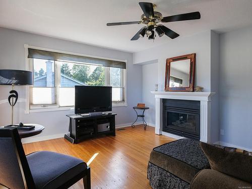 271 Campbell St, Duncan, BC - Indoor Photo Showing Living Room With Fireplace
