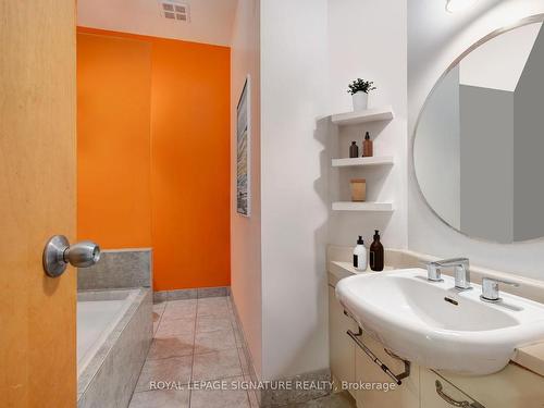 418-155 Dalhousie St, Toronto, ON - Indoor Photo Showing Bathroom