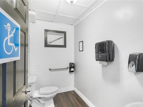 180 Crome Point Rd, Bowser, BC - Indoor Photo Showing Bathroom