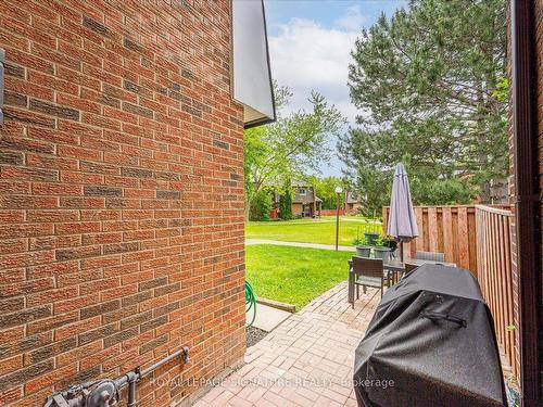 40-103 Dovedale Dr, Whitby, ON - Outdoor