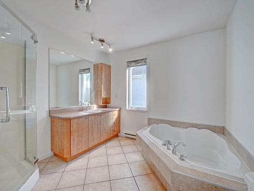 Salle de bains - 3705 Rue Arcand, Longueuil (Le Vieux-Longueuil), QC - Indoor Photo Showing Bathroom