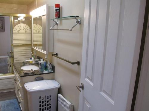 3570 Calumet Ave, Saanich, BC - Indoor Photo Showing Bathroom