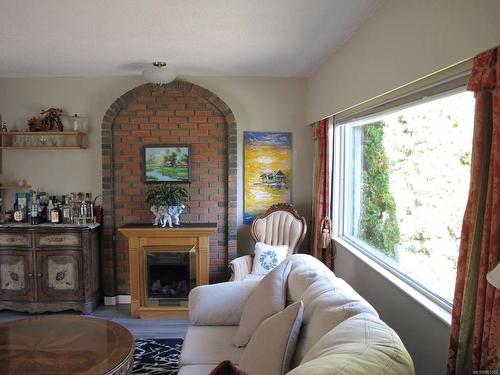 3570 Calumet Ave, Saanich, BC - Indoor Photo Showing Living Room With Fireplace