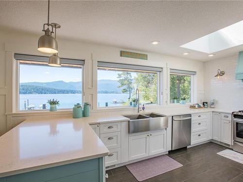 6341 Salal Rd, Port Alberni, BC - Indoor Photo Showing Kitchen With Double Sink With Upgraded Kitchen