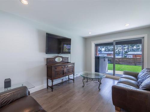 7420 Cottage Way, Lake Cowichan, BC - Indoor Photo Showing Living Room