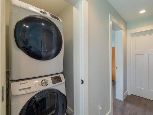 7420 Cottage Way, Lake Cowichan, BC - Indoor Photo Showing Laundry Room