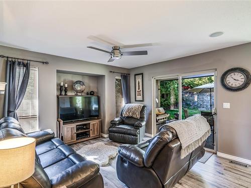 5372 Colbourne Dr, Nanaimo, BC - Indoor Photo Showing Living Room