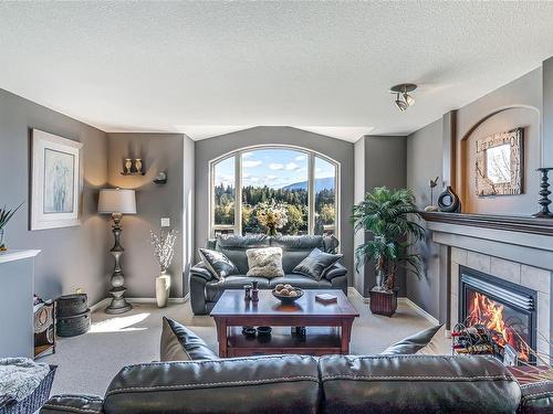 5372 Colbourne Dr, Nanaimo, BC - Indoor Photo Showing Living Room With Fireplace