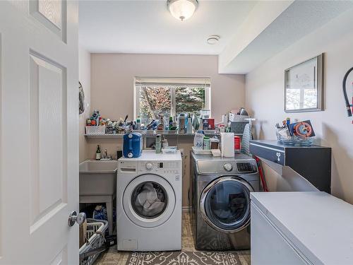 5372 Colbourne Dr, Nanaimo, BC - Indoor Photo Showing Laundry Room