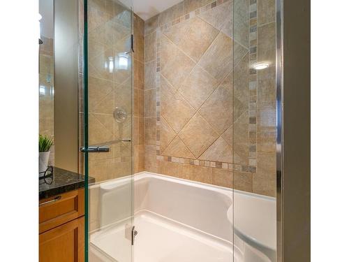 310-1642 Mckenzie Ave, Saanich, BC - Indoor Photo Showing Bathroom
