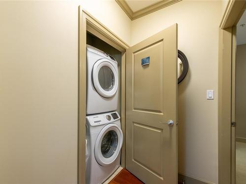 310-1642 Mckenzie Ave, Saanich, BC - Indoor Photo Showing Laundry Room