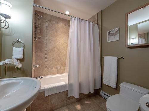 310-1642 Mckenzie Ave, Saanich, BC - Indoor Photo Showing Bathroom
