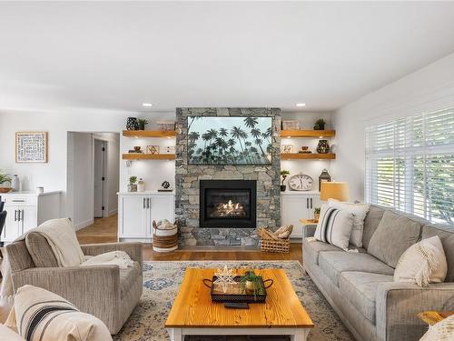 7357 Lantzville Rd, Lantzville, BC - Indoor Photo Showing Living Room With Fireplace