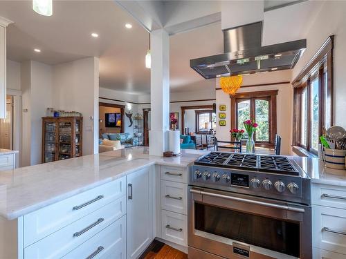 195 Sunny Lane, Oak Bay, BC - Indoor Photo Showing Kitchen With Upgraded Kitchen