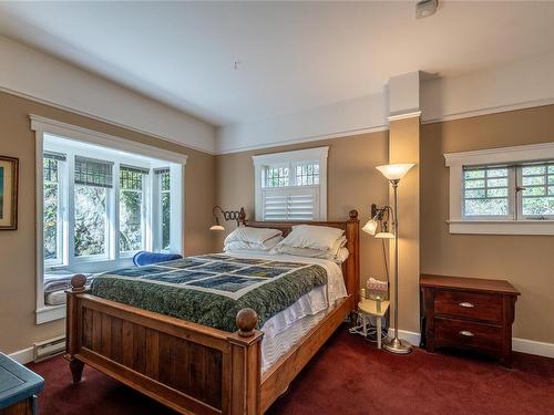 195 Sunny Lane, Oak Bay, BC - Indoor Photo Showing Bedroom