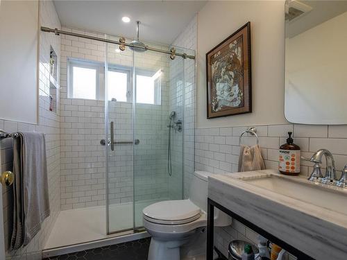 195 Sunny Lane, Oak Bay, BC - Indoor Photo Showing Bathroom