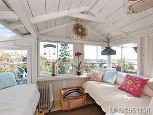 195 Sunny Lane, Oak Bay, BC - Indoor Photo Showing Bedroom