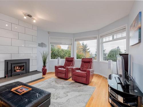 5267 Fillinger Cres, Nanaimo, BC - Indoor Photo Showing Living Room With Fireplace