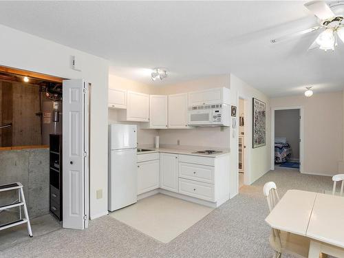 6158 Icarus Dr, Nanaimo, BC - Indoor Photo Showing Kitchen