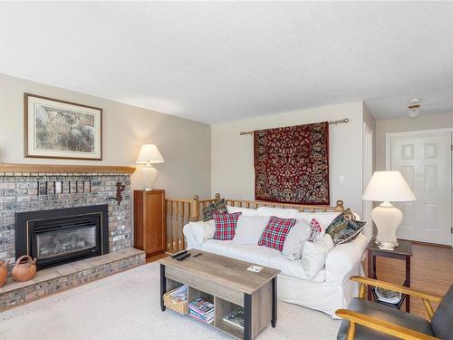 6158 Icarus Dr, Nanaimo, BC - Indoor Photo Showing Living Room With Fireplace