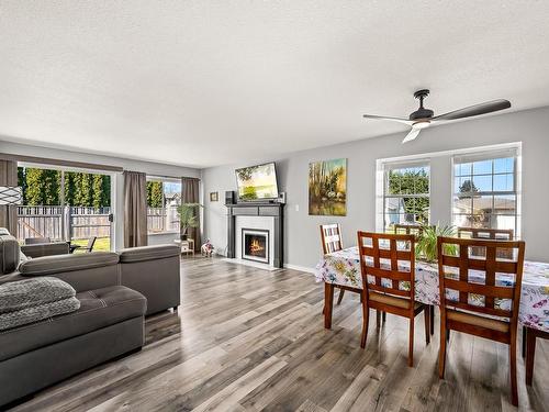570 Cambridge Dr, Campbell River, BC - Indoor Photo Showing Living Room With Fireplace