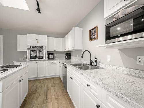 570 Cambridge Dr, Campbell River, BC - Indoor Photo Showing Kitchen