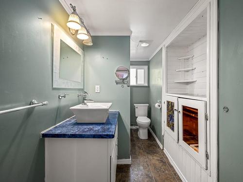 3889 Royston Rd, Royston, BC - Indoor Photo Showing Bathroom