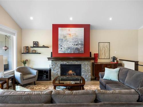 5866 Linyard Rd, Nanaimo, BC - Indoor Photo Showing Living Room With Fireplace