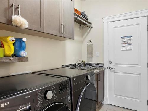 5866 Linyard Rd, Nanaimo, BC - Indoor Photo Showing Laundry Room