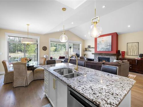 5866 Linyard Rd, Nanaimo, BC - Indoor With Fireplace