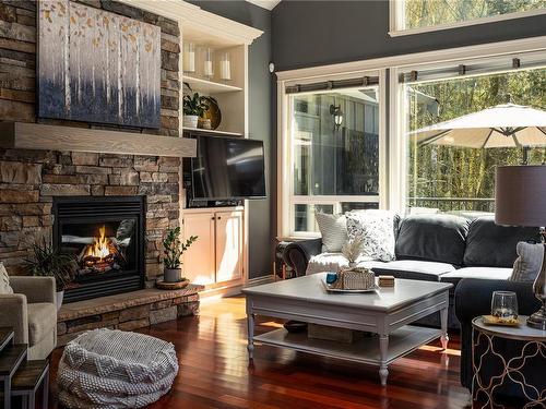 3359 Prince Edward Pl, Nanaimo, BC - Indoor Photo Showing Living Room With Fireplace
