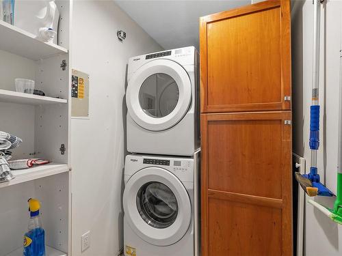 560 Carnation Pl, Saanich, BC - Indoor Photo Showing Laundry Room