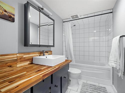 560 Carnation Pl, Saanich, BC - Indoor Photo Showing Bathroom