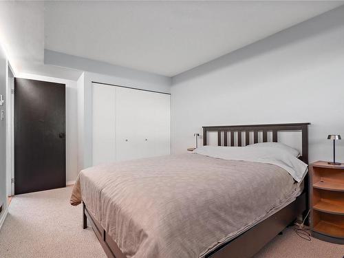 560 Carnation Pl, Saanich, BC - Indoor Photo Showing Bedroom