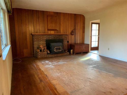 921 Government St, Duncan, BC - Indoor Photo Showing Living Room With Fireplace