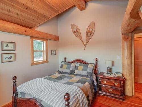 1414 Huckleberry Drive, South Shuswap, BC - Indoor Photo Showing Bedroom