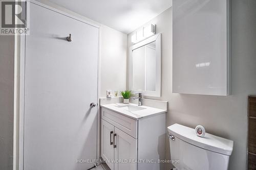 #1716 -1055 Bay St, Toronto, ON - Indoor Photo Showing Bathroom