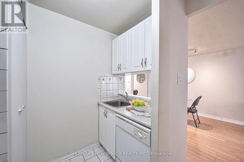#1716 -1055 Bay St, Toronto, ON - Indoor Photo Showing Kitchen