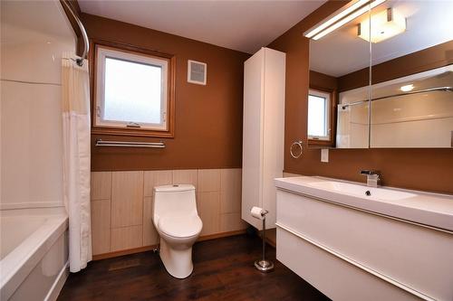 14 Ingrid Court, Hamilton, ON - Indoor Photo Showing Bathroom