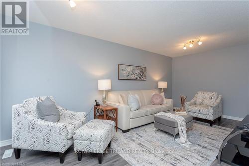 10 - 10 Rossmore Court, London, ON - Indoor Photo Showing Living Room